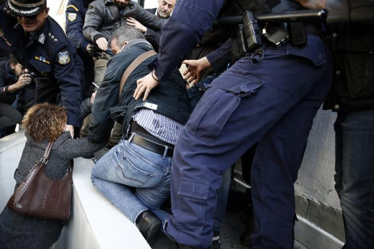 «Βγάλτε τον, δώστε τον στον λαό» – Εγκλώβισαν τον δολοφόνο μέσα στο κτίριο της Ευελπίδων – Πολιορκούν το κτίριο!